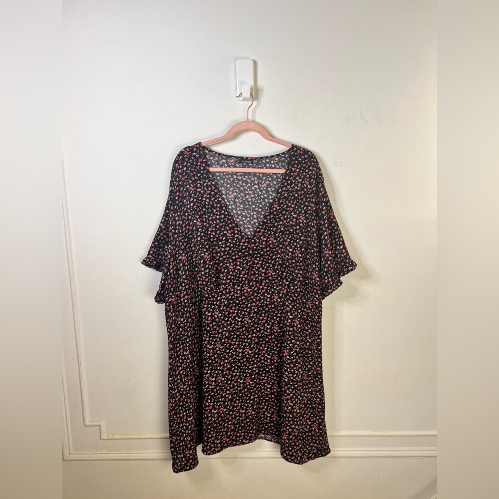 PLUS DITSY FLORAL RUFFLE SMOCK DRESS – SIZE 24 – BOOHOO PLUS - Picture 3 of 4